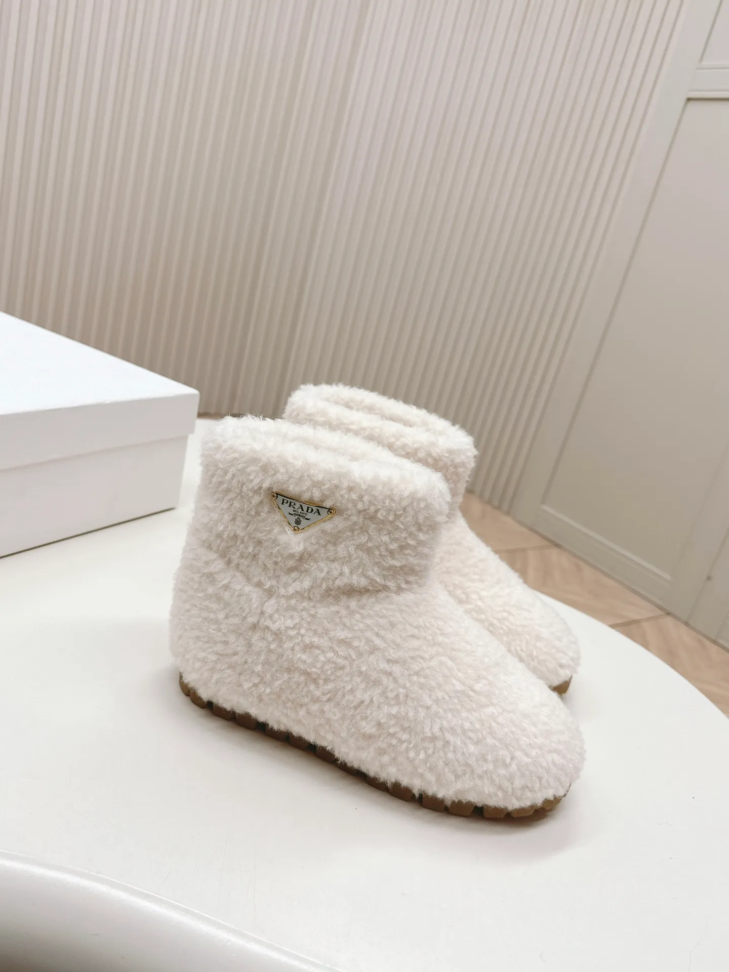 👟👟Ex-factory price 560👟👟 Prada prada24 autumn and winter furry short boots snow boots． The classic triangle buckle is comfortable, cute, cute, fashionable, elegant and versatile. The wool is comfortable and soft, awakening the warmth of autumn and winter. Let you walk comfortably from morning to night. You can easily manage the changing seasons. Wool, original outsole! 35-40 yards